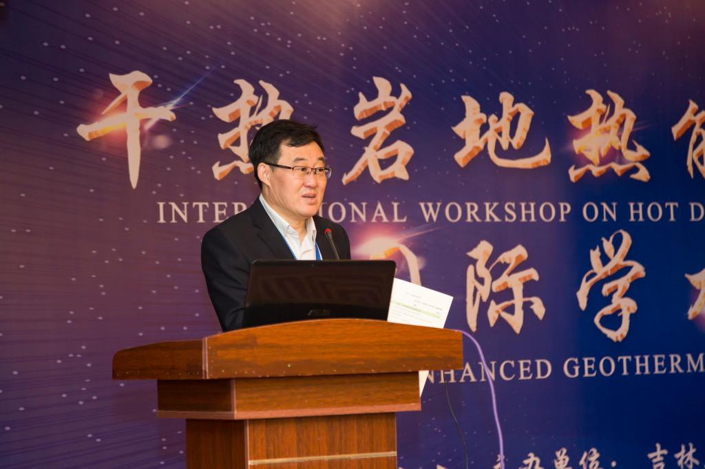 巨乳自拍
承办“干热岩地热能勘查与开发国际学术研讨会”暨吉林大学首届未来科学论坛—新能源与环境主题论坛